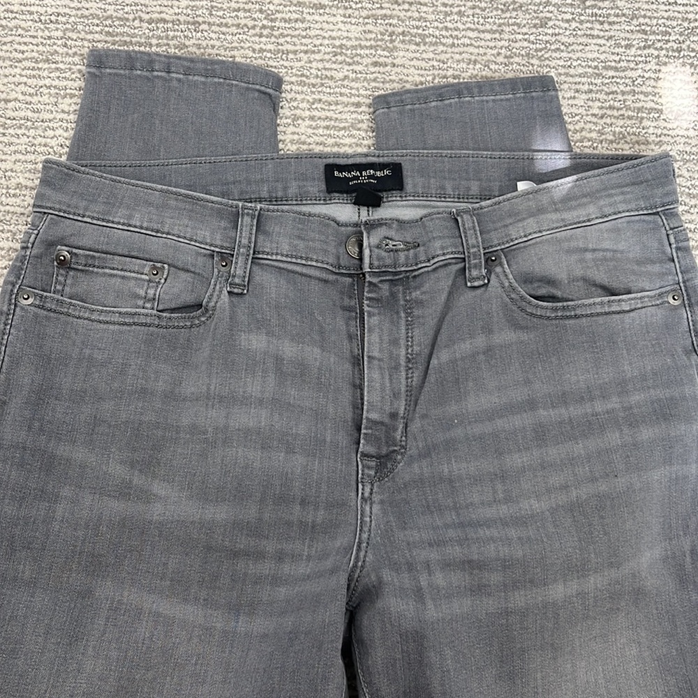 Women’s Banana Republic light gray skinny jeans